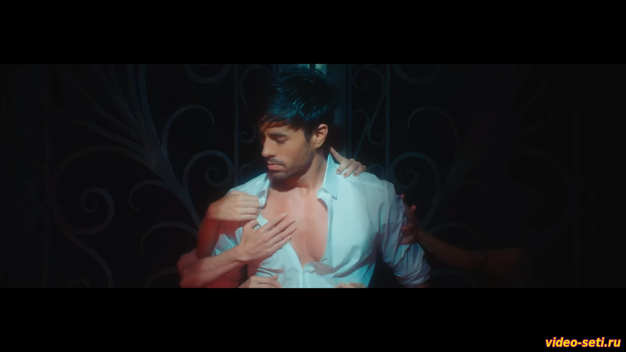 Enrique Iglesias - EL BAÑO ft. Bad Bunny